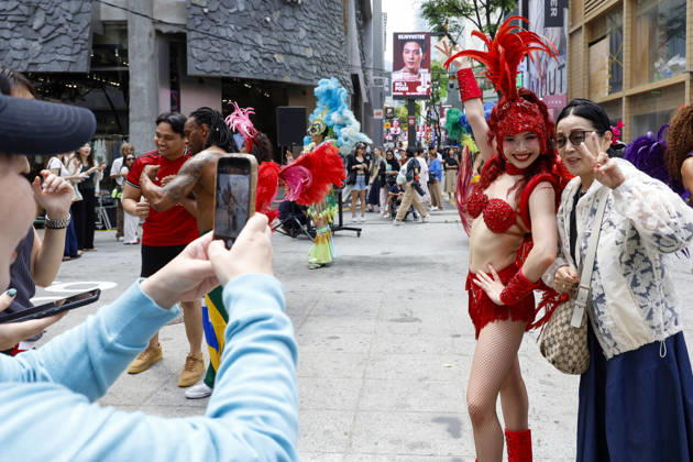 Dancers perform samba show summer festival in Seoul Dancers from Lotte World, a South Korean theme park, pose for photos with visitors after performing a samba show during a summer festival promotional event in the Myeongdong shopping district in Seoul, South Korea, on July 01, 2026. Seoul South Korea  Copyright: xMatrixxImagesx xJungxUi-Chelx