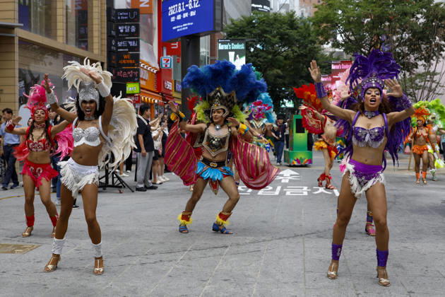 Dancers perform samba show summer festival in Seoul Dancers from Lotte World, a South Korean theme park, perform a samba show during a summer festival promotional event in the Myeongdong shopping district in Seoul, South Korea, on July 01, 2026. Seoul South Korea  Copyright: xMatrixxImagesx xJungxUi-Chelx