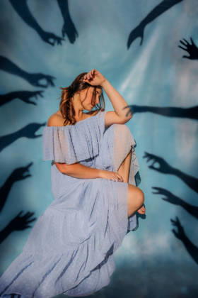 Distressed young woman surrounded by shadow hands Tulsa, Oklahoma, United States CR_KRRY260624-2064833-01 ,model released, Symbolfoto
