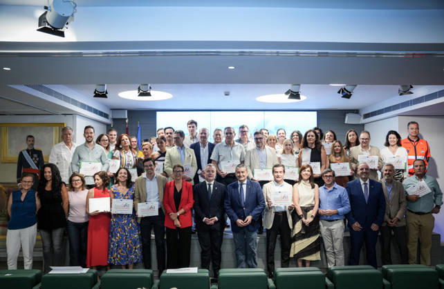 Awards Ceremony in Seville for Cardio-Safe Zones Designations Presented to Pharmacies as Part of the Numaplus Project The acting Regional Minister of Health, the Presidency, and Emergencies, Antonio Sanz 2i, poses for a group photo following the ceremony to present cardio-safe zone certifications to pharmacies as part of the Numaplus project. July 1, 2026, in Seville, Andalusia, Spain July 1, 2026 María José Ló Seville, Andalusia, Spain Seville, Andalusia, Spain Spain Copyright: xMariaxJosà xLopezx 7635187