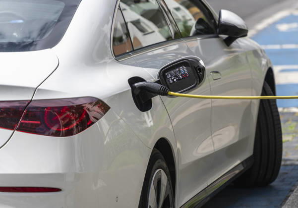 Elektroauto wird an der Ladestation aufgeladen, Berlin, Deutschland
