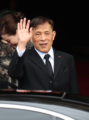 King Rama X of Thailand, Queen Suthida, and Princess Sirivannavari leaving hotel Le Meurice in Paris King Rama X of Thailand, Queen Suthida, and Princess Sirivannavari leaving hotel Le Meurice in Paris, France on July 1, 2026  Copyright: xDidierxFereyx
