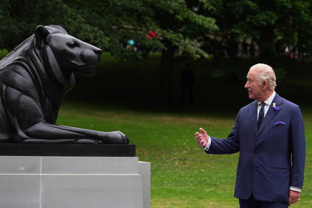 King visits Scotland for Holyrood Week King Charles III, Colonel-in-Chief of the Royal Regiment of Scotland, looks at a statue to mark the regiment s 20th anniversary, after unveiling it at West Princes Street Gardens in Edinburgh, as part of his visit to Scotland for Holyrood Week. Picture date: Wednesday July 1, 2026., Credit:Aaron Chown PA ROTA - B68 Avalon UK, Edinburgh  Copyright: xAaronxChownx xPAxROTAx-xB68x xAvalonx 1113790848