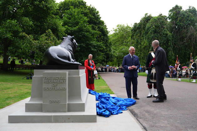 King visits Scotland for Holyrood Week King Charles III, Colonel-in-Chief of the Royal Regiment of Scotland, speaks with Colonel of the Regiment, Major General Robert Lindsay and sculptor, Kenny Hunter, after he unveiled a statue to mark the regiment s 20th anniversary, at West Princes Street Gardens in Edinburgh, as part of his visit to Scotland for Holyrood Week. Picture date: Wednesday July 1, 2026., Credit:Aaron Chown PA ROTA - B68 Avalon UK, Edinburgh Copyright: xAaronxChownx xPAxROTAx-xB68x xAvalonx 1113790965