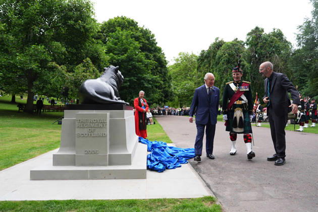 King visits Scotland for Holyrood Week King Charles III, Colonel-in-Chief of the Royal Regiment of Scotland, speaks with Colonel of the Regiment, Major General Robert Lindsay and sculptor, Kenny Hunter, after he unveiled a statue to mark the regiment s 20th anniversary, at West Princes Street Gardens in Edinburgh, as part of his visit to Scotland for Holyrood Week. Picture date: Wednesday July 1, 2026., Credit:Aaron Chown PA ROTA - B68 Avalon UK, Edinburgh Copyright: xAaronxChownx xPAxROTAx-xB68x xAvalonx 1113790998