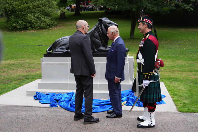 King visits Scotland for Holyrood Week King Charles III, Colonel-in-Chief of the Royal Regiment of Scotland, speaks with sculptor Kenny Hunter, watched by Colonel of the Regiment, Major General Robert Lindsay, after he unveiled a statue to mark the regiment s 20th anniversary, at West Princes Street Gardens in Edinburgh, as part of his visit to Scotland for Holyrood Week. Picture date: Wednesday July 1, 2026., Credit:Aaron Chown PA ROTA - B68 Avalon UK, Edinburgh Copyright: xAaronxChownx xPAxROTAx-xB68x xAvalonx 1113791007