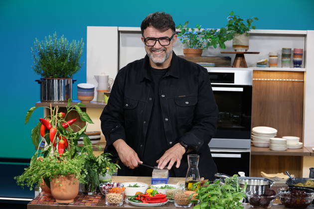 Tarik Rose, Koch, Fernsehkoch und Restaurantbesitzer, zu Gast in der Fernsehsendung DAS! Rote Sofa, eine Live-Talksendung des Norddeutschen Rundfunks, Fototermin am 1.7.2026 im Fernsehstudio des NDR in Hamburg Lokstedt