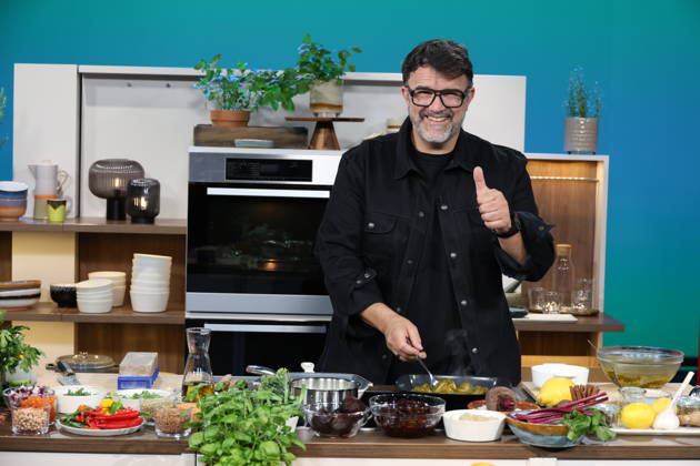 Tarik Rose, Koch, Fernsehkoch und Restaurantbesitzer, zu Gast in der Fernsehsendung DAS! Rote Sofa, eine Live-Talksendung des Norddeutschen Rundfunks, Fototermin am 1.7.2026 im Fernsehstudio des NDR in Hamburg Lokstedt