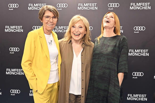 Bettina Böttinger, Maren Kroymann und Esther Schweins bei der Premiere des Dokumentarfilsm Was haben wir gelacht auf dem 43. Filmfest München 2026 im Gloria Filmpalast. München, 01.07.2026