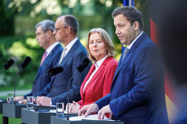 News Themen der Woche KW27 Presseunterrichtung zu den Beratungen des Koalitionsausschusses Presseunterrichtung zu den Beratungen des Koalitionsausschusses im Bundeskanzleramt am 02.06.2026. Lars Klingbeil (SPD), Bundesfinanzminister spricht zu den Anwesenden. Berlin Berlin Deutschland Bundeskanzleramt