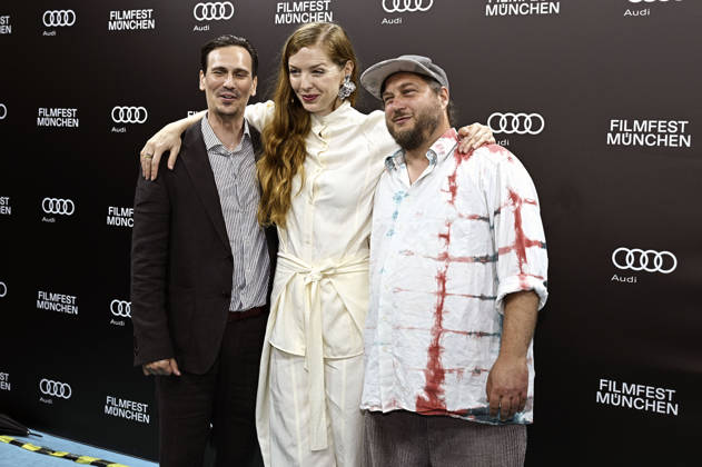 Christopher Schärf, Pheline Roggan und David Scheid bei der Premiere des Kinofilms Bärenjagen auf dem 43. Filmfest München 2026 im City-Atelier Kino. München, 01.07.2026