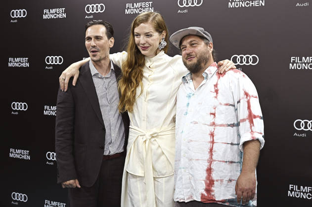 Christopher Schärf, Pheline Roggan und David Scheid bei der Premiere des Kinofilms Bärenjagen auf dem 43. Filmfest München 2026 im City-Atelier Kino. München, 01.07.2026