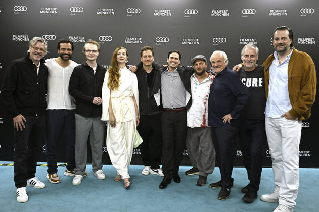 Gäste, Hannes Linder, Pheline Roggan, Peter Meister, David Scheid, Christopher Schärf, Bernhard Schütz und Wolfram Koch und Manuel Bickenbach bei der Premiere des Kinofilms Bärenjagen auf dem 43. Filmfest München 2026 im City-Atelier Kino. München, 01.07.2026
