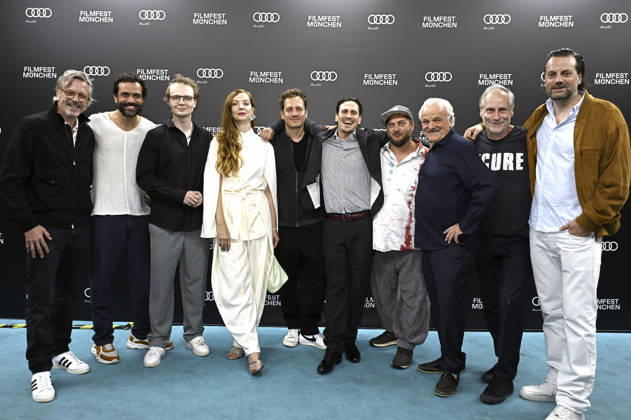 Gäste, Hannes Linder, Pheline Roggan, Peter Meister, David Scheid, Christopher Schärf, Bernhard Schütz und Wolfram Koch und Manuel Bickenbach bei der Premiere des Kinofilms Bärenjagen auf dem 43. Filmfest München 2026 im City-Atelier Kino. München, 01.07.2026
