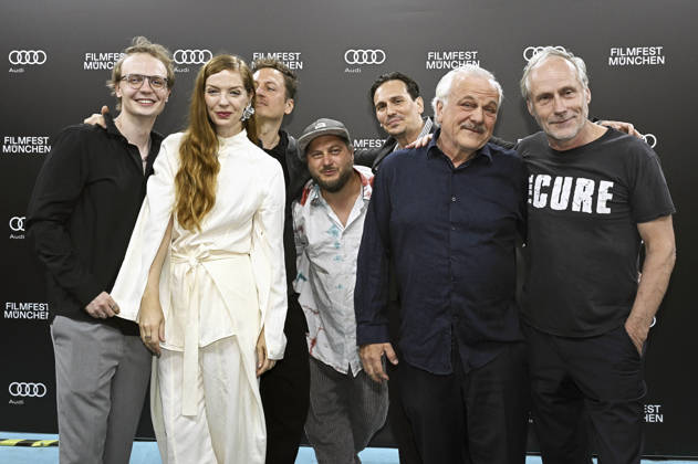 Hannes Linder, Pheline Roggan, Peter Meister, David Scheid, Christopher Schärf, Bernhard Schütz und Wolfram Koch bei der Premiere des Kinofilms Bärenjagen auf dem 43. Filmfest München 2026 im City-Atelier Kino. München, 01.07.2026