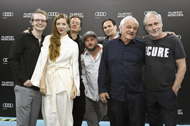 Hannes Linder, Pheline Roggan, Peter Meister, David Scheid, Christopher Schärf, Bernhard Schütz und Wolfram Koch bei der Premiere des Kinofilms Bärenjagen auf dem 43. Filmfest München 2026 im City-Atelier Kino. München, 01.07.2026