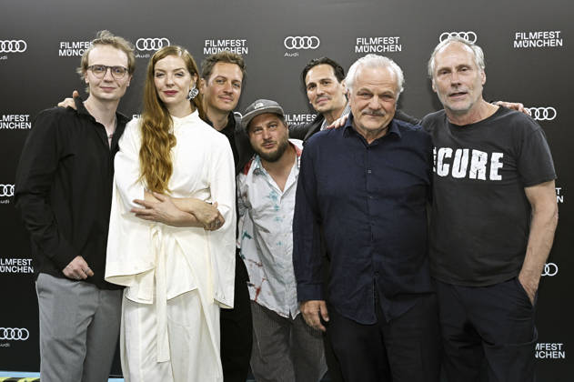 Hannes Linder, Pheline Roggan, Peter Meister, David Scheid, Christopher Schärf, Bernhard Schütz und Wolfram Koch bei der Premiere des Kinofilms Bärenjagen auf dem 43. Filmfest München 2026 im City-Atelier Kino. München, 01.07.2026