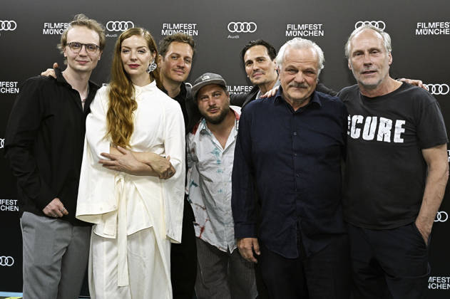 Hannes Linder, Pheline Roggan, Peter Meister, David Scheid, Christopher Schärf, Bernhard Schütz und Wolfram Koch bei der Premiere des Kinofilms Bärenjagen auf dem 43. Filmfest München 2026 im City-Atelier Kino. München, 01.07.2026