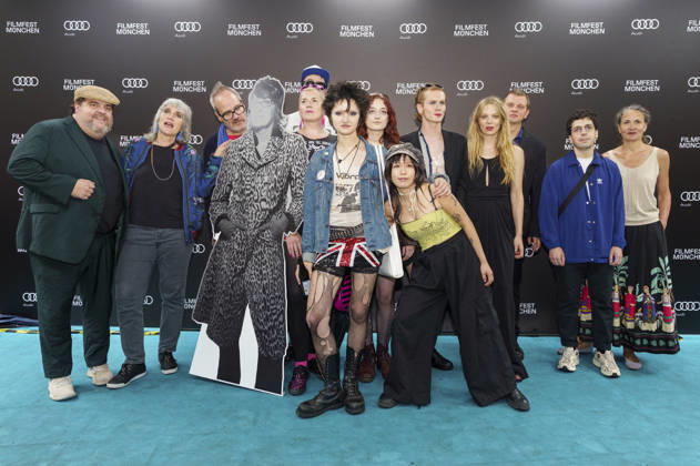Stephan Holl, Twiggy, Brezel Göring, Lilith Stangenberg, Chang Wang und Mücke mit Cast und Team bei der Premiere des Kinofilms Für immer 16 Forever 16 auf dem 43. Filmfest München 2026 im City-Atelier Kino. München, 01.07.2026