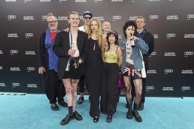 Stephan Holl, Twiggy, Brezel Göring, Lilith Stangenberg, Gast, Chang Wang, Mücke und Gast bei der Premiere des Kinofilms Für immer 16 Forever 16 auf dem 43. Filmfest München 2026 im City-Atelier Kino. München, 01.07.2026
