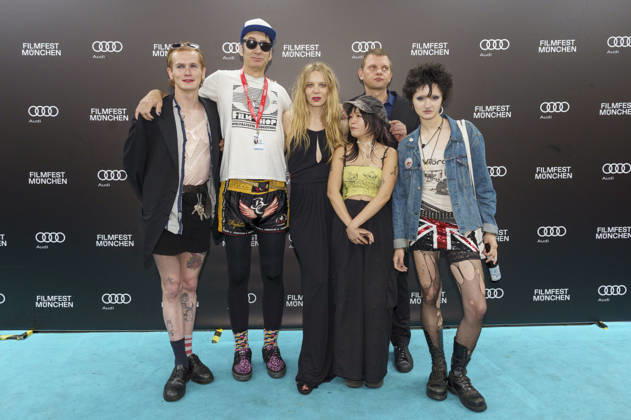 Twiggy, Brezel Göring, Lilith Stangenberg, Chang Wang, Gast und Mücke bei der Premiere des Kinofilms Für immer 16 Forever 16 auf dem 43. Filmfest München 2026 im City-Atelier Kino. München, 01.07.2026