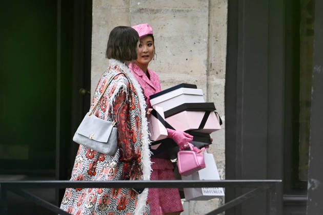 Lily Collins and Ashley Park were spotted on the streets of Paris while filming the sixth season of the Netflix series *Emily in Paris* on July 2, 2026. Gedeon Taieb, Bestimage. Lily Collins and Ashley Park were spotted on the streets of Paris whilst filming the sixth series of the Netflix series *Emily in Paris* on July 2, 2026 Paris, France  Copyright: xGedeonxTaiebx xBestimagexGedeonxTaiebx xBestimagex