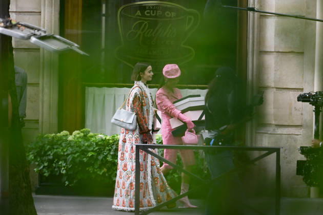 Lily Collins and Ashley Park were spotted on the streets of Paris while filming the sixth season of the Netflix series *Emily in Paris* on July 2, 2026. Gedeon Taieb, Bestimage. Lily Collins and Ashley Park were spotted on the streets of Paris whilst filming the sixth series of the Netflix series *Emily in Paris* on July 2, 2026 Paris, France  Copyright: xGedeonxTaiebx xBestimagexGedeonxTaiebx xBestimagex