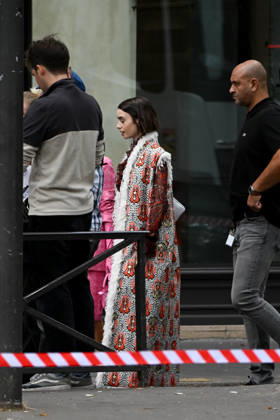 Lily Collins and Ashley Park were spotted on the streets of Paris while filming the sixth season of the Netflix series *Emily in Paris* on July 2, 2026. Gedeon Taieb, Bestimage. Lily Collins and Ashley Park were spotted on the streets of Paris whilst filming the sixth series of the Netflix series *Emily in Paris* on July 2, 2026 Paris, France  Copyright: xGedeonxTaiebx xBestimagexGedeonxTaiebx xBestimagex