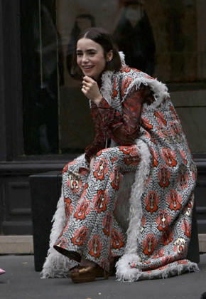 Lily Collins and Ashley Park were spotted on the streets of Paris while filming the sixth season of the Netflix series *Emily in Paris* on July 2, 2026. Gedeon Taieb, Bestimage. Lily Collins and Ashley Park were spotted on the streets of Paris whilst filming the sixth series of the Netflix series *Emily in Paris* on July 2, 2026 Paris, France  Copyright: xGedeonxTaiebx xBestimagexGedeonxTaiebx xBestimagex
