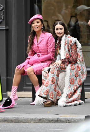 Lily Collins and Ashley Park were spotted on the streets of Paris while filming the sixth season of the Netflix series *Emily in Paris* on July 2, 2026. Gedeon Taieb, Bestimage. Lily Collins and Ashley Park were spotted on the streets of Paris whilst filming the sixth series of the Netflix series *Emily in Paris* on July 2, 2026 Paris, France  Copyright: xGedeonxTaiebx xBestimagexGedeonxTaiebx xBestimagex