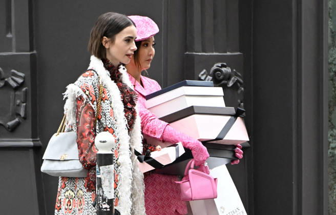 Lily Collins and Ashley Park were spotted on the streets of Paris while filming the sixth season of the Netflix series *Emily in Paris* on July 2, 2026. Gedeon Taieb, Bestimage. Lily Collins and Ashley Park were spotted on the streets of Paris whilst filming the sixth series of the Netflix series *Emily in Paris* on July 2, 2026 Paris, France  Copyright: xGedeonxTaiebx xBestimagexGedeonxTaiebx xBestimagex