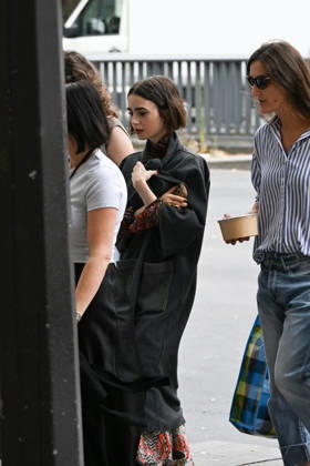 Lily Collins leaves the set of the sixth season of the Netflix series *Emily in Paris* on July 2, 2026. Gédéon Taieb, Bestimage. Lily Collins leaves the set of the sixth season of the Netflix series *Emily in Paris* on July 2, 2026. Paris, France  Copyright: xGedeonxTaiebx xBestimagexGedeonxTaiebx xBestimagex