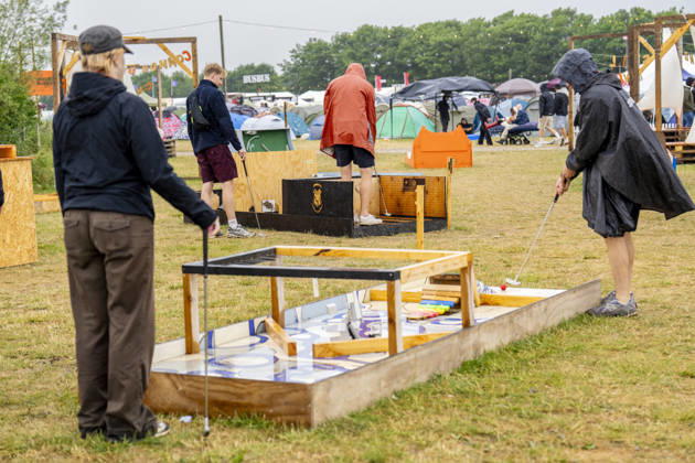 Roskilde Festival 2026 Mini-golf in the rain at Roskilde Festival, Thursday, July 2, 2026. (Photo: Ida Marie Odgaard Ritzau Scanpix) , Roskilde Denmark Copyright: RitzauxScanpix IdaxMariexOdgaardx spdk20260702-152427-L