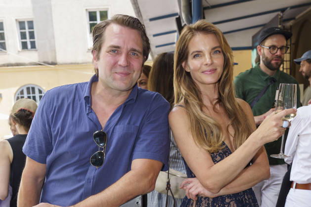Pierre Kiwitt und Yvonne Catterfeld beim Empfang des FilmFernsehFonds Bayern auf dem 43. Filmfest München 2026 auf der Praterinsel. München, 02.07.2026