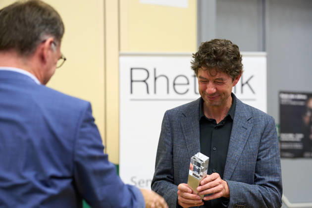 Tuebingen Christian Drosten erhaelt Auszeichnung Rede des Jahres 2025 der Universitaet Tübingen. Tuebingen 02.07.2026 Christian Drosten nimmt seinen Preis von Prof. Dr. Olaf Kramer entgegen. Tuebingen, 02.07.2026 Copyright: xEibner-Pressefoto ThomasxDingesx EP_TDS