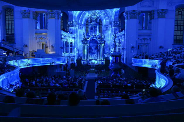 CNTV MICHEL- Innenansicht der Kirche LIcht Light Show Hamburg 02.07.2026 Die Hauptkirche St.Michaelis,dem Hamburger Michel erstrahlt fuer mehrere Monate in neuem Licht LUMINISCENCE Licht Show das einmalige 360Â° Illuminationserlebnis macht die Architektur des Michel hor und sichtbar und der Raumklang setzt die barocke Architektur bestens in Szene.Hauptkirche St. Michaelis Michel ist ein evangelischer Sakralbau in der Neustadt von Hamburg Hamburg Deutschland