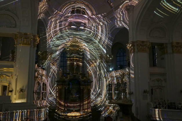 CNTV MICHEL- Innenansicht der Kirche LIcht Light Show Hamburg 02.07.2026 Die Hauptkirche St.Michaelis,dem Hamburger Michel erstrahlt fuer mehrere Monate in neuem Licht LUMINISCENCE Licht Show das einmalige 360Â° Illuminationserlebnis macht die Architektur des Michel hor und sichtbar und der Raumklang setzt die barocke Architektur bestens in Szene.Hauptkirche St. Michaelis Michel ist ein evangelischer Sakralbau in der Neustadt von Hamburg Hamburg Deutschland
