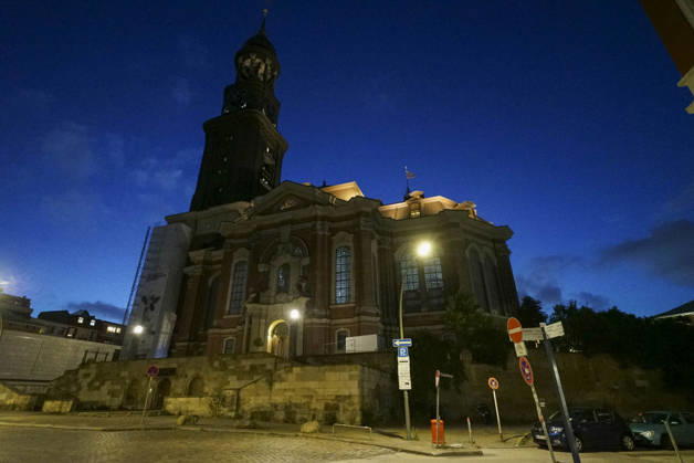 CNTV MICHEL- Aussenansicht der Kirche LIcht Light Show Hamburg 02.07.2026 Die Hauptkirche St.Michaelis,dem Hamburger Michel erstrahlt fuer mehrere Monate in neuem Licht LUMINISCENCE Licht Show das einmalige 360Â° Illuminationserlebnis macht die Architektur des Michel hor und sichtbar und der Raumklang setzt die barocke Architektur bestens in Szene.Hauptkirche St. Michaelis Michel ist ein evangelischer Sakralbau in der Neustadt von Hamburg Hamburg Deutschland
