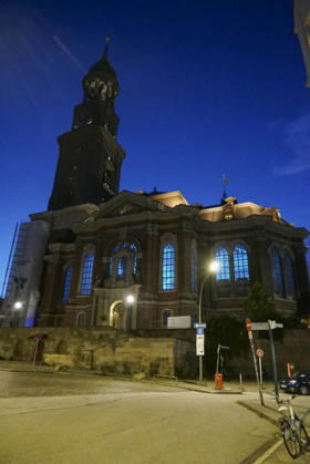 CNTV MICHEL- Aussenansicht der Kirche LIcht Light Show Hamburg 02.07.2026 Die Hauptkirche St.Michaelis,dem Hamburger Michel erstrahlt fuer mehrere Monate in neuem Licht LUMINISCENCE Licht Show das einmalige 360Â° Illuminationserlebnis macht die Architektur des Michel hor und sichtbar und der Raumklang setzt die barocke Architektur bestens in Szene.Hauptkirche St. Michaelis Michel ist ein evangelischer Sakralbau in der Neustadt von Hamburg Hamburg Deutschland