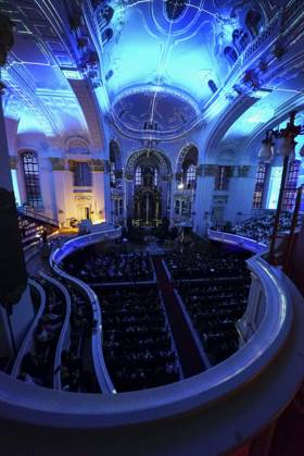 CNTV MICHEL- Innenansicht der Kirche LIcht Light Show Hamburg 02.07.2026 Die Hauptkirche St.Michaelis,dem Hamburger Michel erstrahlt fuer mehrere Monate in neuem Licht LUMINISCENCE Licht Show das einmalige 360Â° Illuminationserlebnis macht die Architektur des Michel hor und sichtbar und der Raumklang setzt die barocke Architektur bestens in Szene.Hauptkirche St. Michaelis Michel ist ein evangelischer Sakralbau in der Neustadt von Hamburg Hamburg Deutschland