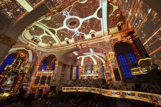 CNTV MICHEL- Innenansicht der Kirche LIcht Light Show Hamburg 02.07.2026 Die Hauptkirche St.Michaelis,dem Hamburger Michel erstrahlt fuer mehrere Monate in neuem Licht LUMINISCENCE Licht Show das einmalige 360Â° Illuminationserlebnis macht die Architektur des Michel hor und sichtbar und der Raumklang setzt die barocke Architektur bestens in Szene.Hauptkirche St. Michaelis Michel ist ein evangelischer Sakralbau in der Neustadt von Hamburg Hamburg Deutschland