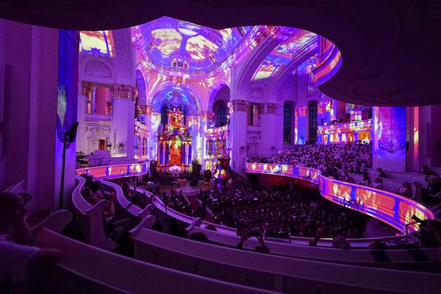 CNTV MICHEL- Innenansicht der Kirche LIcht Light Show Hamburg 02.07.2026 Die Hauptkirche St.Michaelis,dem Hamburger Michel erstrahlt fuer mehrere Monate in neuem Licht LUMINISCENCE Licht Show das einmalige 360Â° Illuminationserlebnis macht die Architektur des Michel hor und sichtbar und der Raumklang setzt die barocke Architektur bestens in Szene.Hauptkirche St. Michaelis Michel ist ein evangelischer Sakralbau in der Neustadt von Hamburg Hamburg Deutschland