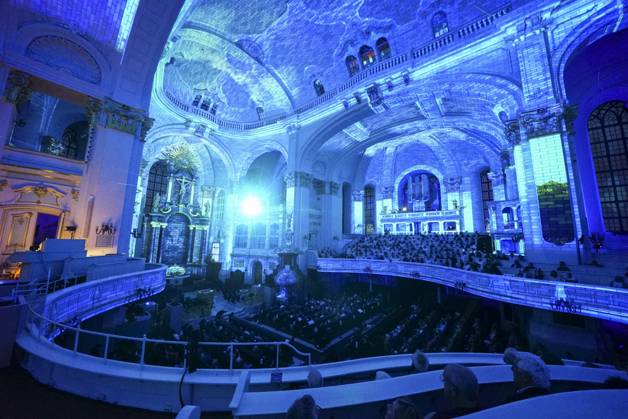 CNTV MICHEL- Innenansicht der Kirche LIcht Light Show Hamburg 02.07.2026 Die Hauptkirche St.Michaelis,dem Hamburger Michel erstrahlt fuer mehrere Monate in neuem Licht LUMINISCENCE Licht Show das einmalige 360Â° Illuminationserlebnis macht die Architektur des Michel hor und sichtbar und der Raumklang setzt die barocke Architektur bestens in Szene.Hauptkirche St. Michaelis Michel ist ein evangelischer Sakralbau in der Neustadt von Hamburg Hamburg Deutschland
