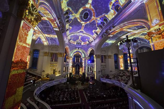 CNTV MICHEL- Innenansicht der Kirche LIcht Light Show Hamburg 02.07.2026 Die Hauptkirche St.Michaelis,dem Hamburger Michel erstrahlt fuer mehrere Monate in neuem Licht LUMINISCENCE Licht Show das einmalige 360Â° Illuminationserlebnis macht die Architektur des Michel hor und sichtbar und der Raumklang setzt die barocke Architektur bestens in Szene.Hauptkirche St. Michaelis Michel ist ein evangelischer Sakralbau in der Neustadt von Hamburg Hamburg Deutschland