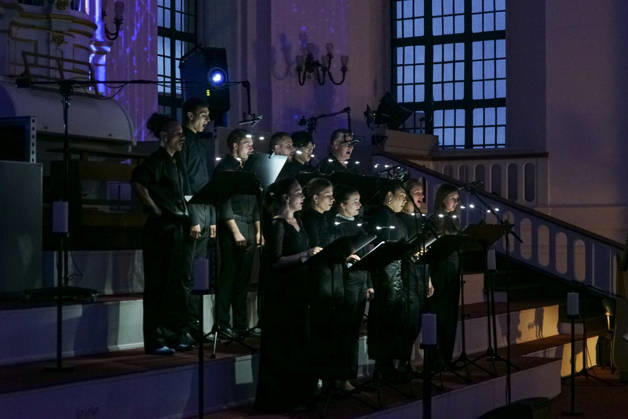 CNTV MICHEL- Innenansicht der Kirche Kirchen Choe singen Hamburg 02.07.2026 Die Hauptkirche St.Michaelis,dem Hamburger Michel erstrahlt fuer mehrere Monate in neuem Licht LUMINISCENCE Licht Show das einmalige 360Â° Illuminationserlebnis macht die Architektur des Michel hor und sichtbar und der Raumklang setzt die barocke Architektur bestens in Szene.Hauptkirche St. Michaelis Michel ist ein evangelischer Sakralbau in der Neustadt von Hamburg Hamburg Deutschland