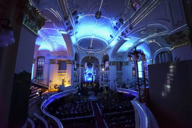 CNTV MICHEL- Innenansicht der Kirche LIcht Light Show Hamburg 02.07.2026 Die Hauptkirche St.Michaelis,dem Hamburger Michel erstrahlt fuer mehrere Monate in neuem Licht LUMINISCENCE Licht Show das einmalige 360Â° Illuminationserlebnis macht die Architektur des Michel hor und sichtbar und der Raumklang setzt die barocke Architektur bestens in Szene.Hauptkirche St. Michaelis Michel ist ein evangelischer Sakralbau in der Neustadt von Hamburg Hamburg Deutschland