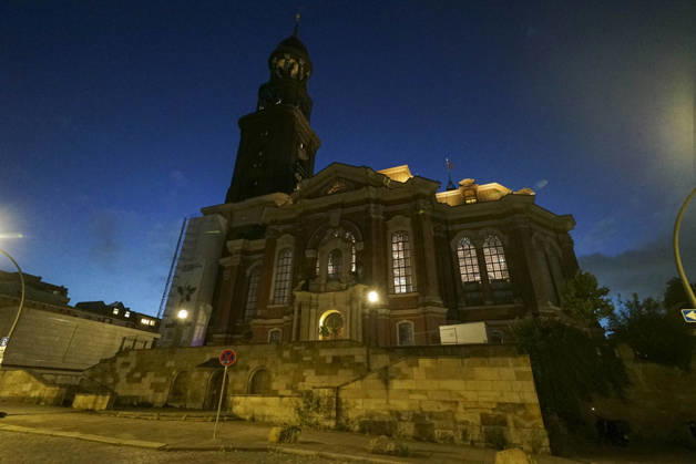 CNTV MICHEL- Aussenansicht der Kirche LIcht Light Show Hamburg 02.07.2026 Die Hauptkirche St.Michaelis,dem Hamburger Michel erstrahlt fuer mehrere Monate in neuem Licht LUMINISCENCE Licht Show das einmalige 360Â° Illuminationserlebnis macht die Architektur des Michel hor und sichtbar und der Raumklang setzt die barocke Architektur bestens in Szene.Hauptkirche St. Michaelis Michel ist ein evangelischer Sakralbau in der Neustadt von Hamburg Hamburg Deutschland