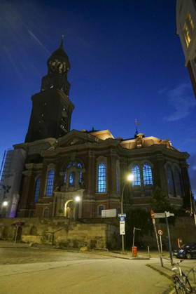 CNTV MICHEL- Aussenansicht der Kirche LIcht Light Show Hamburg 02.07.2026 Die Hauptkirche St.Michaelis,dem Hamburger Michel erstrahlt fuer mehrere Monate in neuem Licht LUMINISCENCE Licht Show das einmalige 360Â° Illuminationserlebnis macht die Architektur des Michel hor und sichtbar und der Raumklang setzt die barocke Architektur bestens in Szene.Hauptkirche St. Michaelis Michel ist ein evangelischer Sakralbau in der Neustadt von Hamburg Hamburg Deutschland