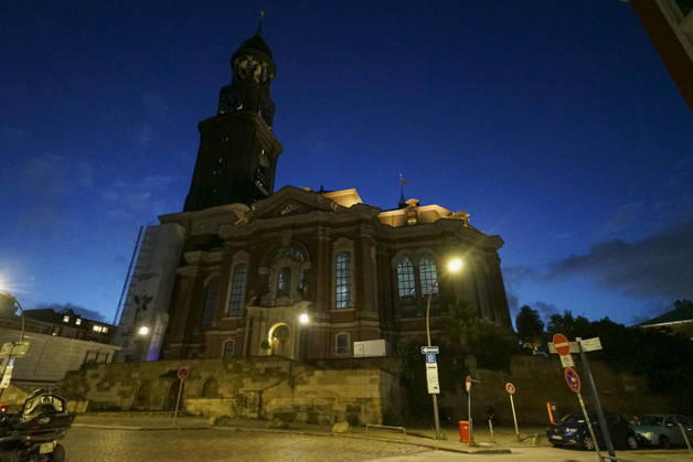 CNTV MICHEL- Aussenansicht der Kirche LIcht Light Show Hamburg 02.07.2026 Die Hauptkirche St.Michaelis,dem Hamburger Michel erstrahlt fuer mehrere Monate in neuem Licht LUMINISCENCE Licht Show das einmalige 360Â° Illuminationserlebnis macht die Architektur des Michel hor und sichtbar und der Raumklang setzt die barocke Architektur bestens in Szene.Hauptkirche St. Michaelis Michel ist ein evangelischer Sakralbau in der Neustadt von Hamburg Hamburg Deutschland