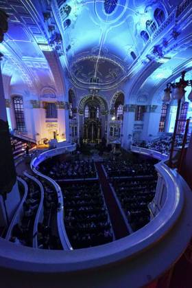 CNTV MICHEL- Innenansicht der Kirche LIcht Light Show Hamburg 02.07.2026 Die Hauptkirche St.Michaelis,dem Hamburger Michel erstrahlt fuer mehrere Monate in neuem Licht LUMINISCENCE Licht Show das einmalige 360Â° Illuminationserlebnis macht die Architektur des Michel hor und sichtbar und der Raumklang setzt die barocke Architektur bestens in Szene.Hauptkirche St. Michaelis Michel ist ein evangelischer Sakralbau in der Neustadt von Hamburg Hamburg Deutschland